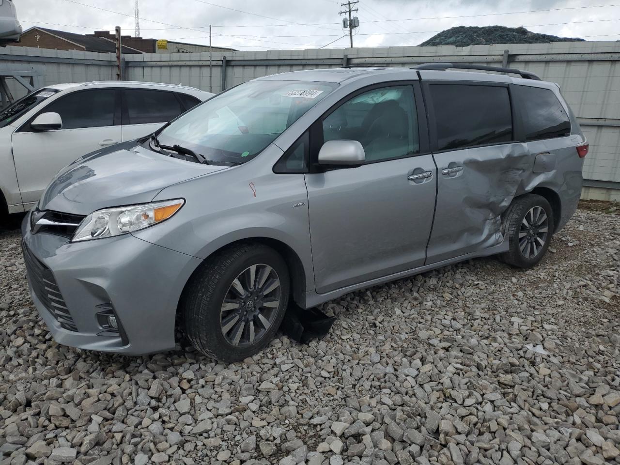TOYOTA SIENNA XLE 2018