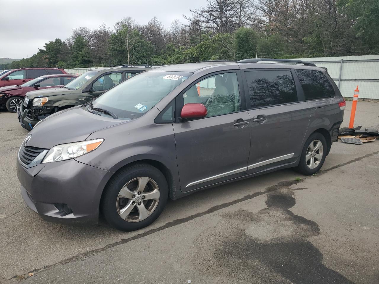 TOYOTA SIENNA LE 2014