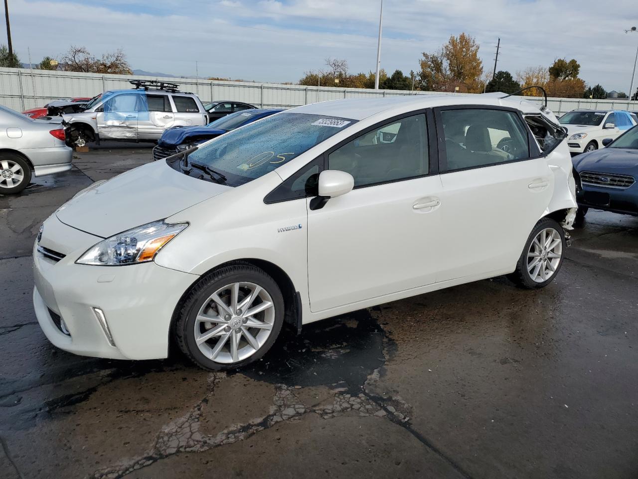 Toyota Prius v 2013
