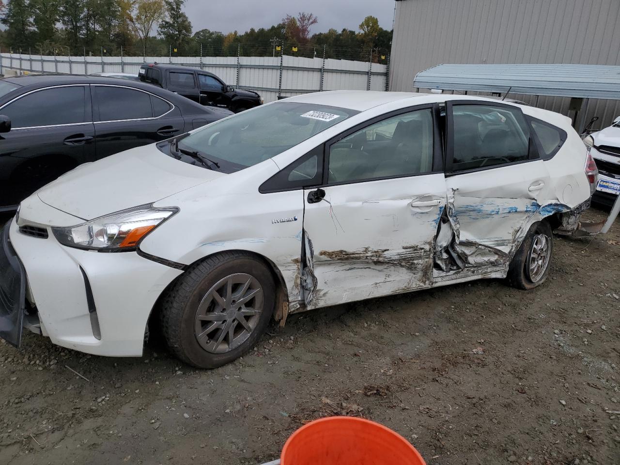 Toyota Prius v 2016