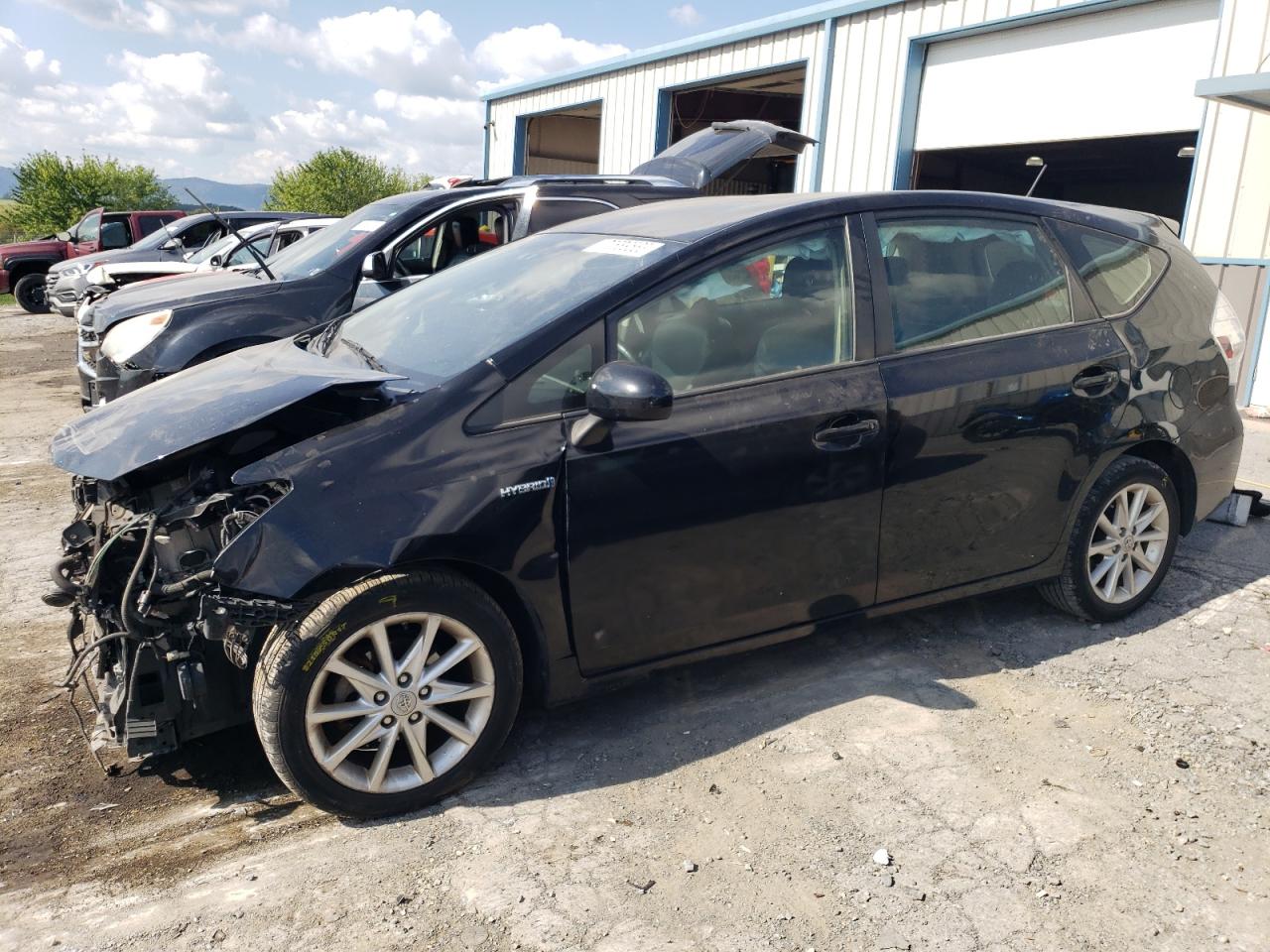 Toyota Prius v 2013