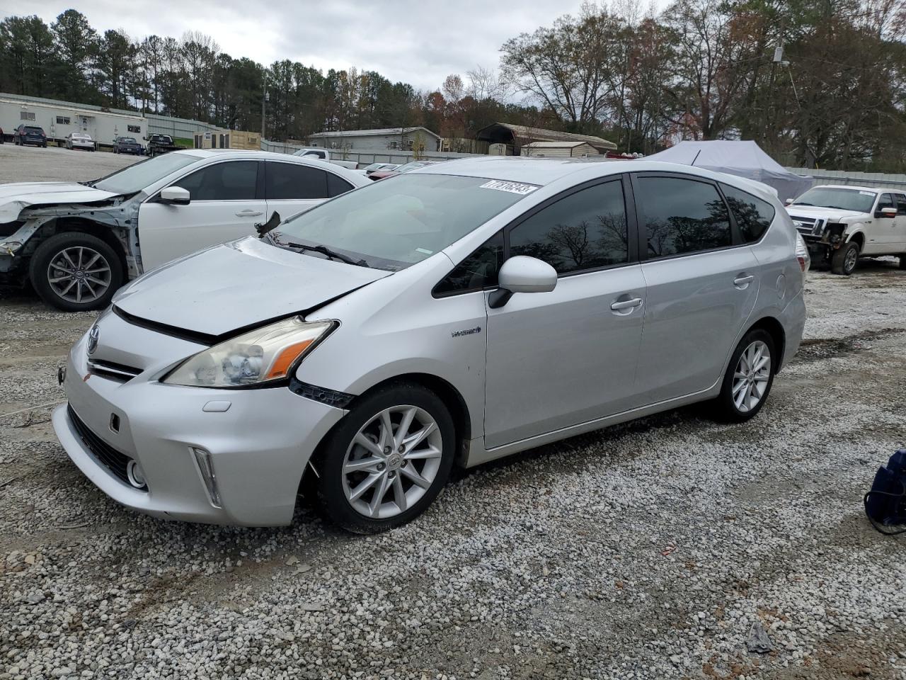 Toyota Prius v 2013
