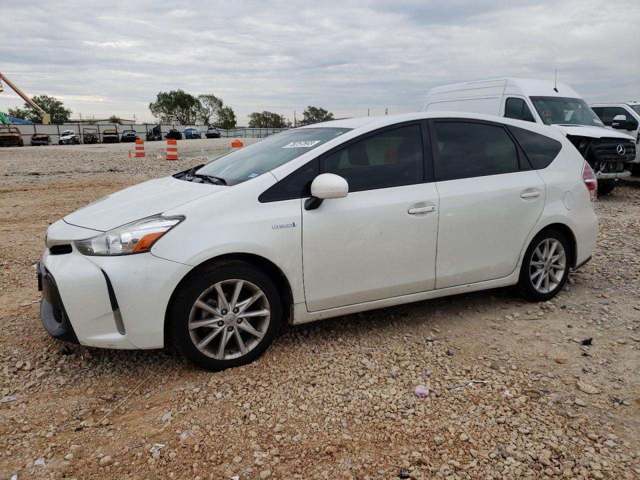 Toyota Prius v 2015