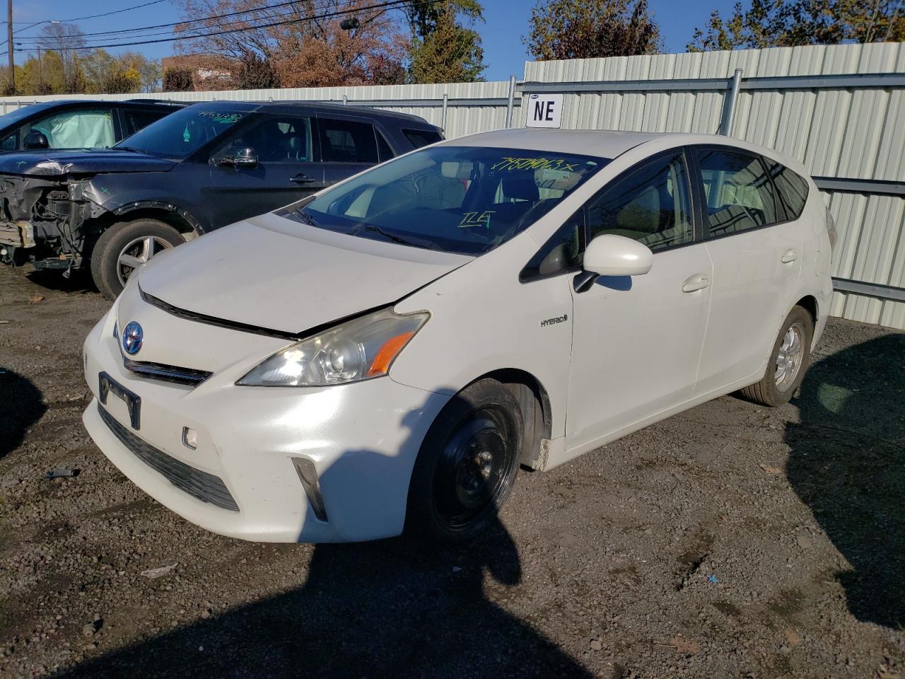 Toyota Prius v 2014
