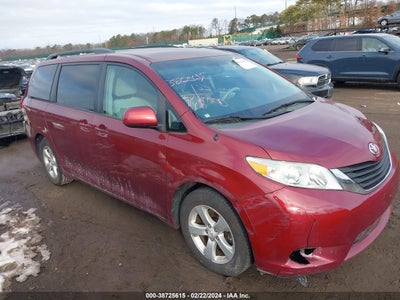 TOYOTA SIENNA LE V6 2011