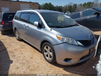 TOYOTA SIENNA LE V6 2014