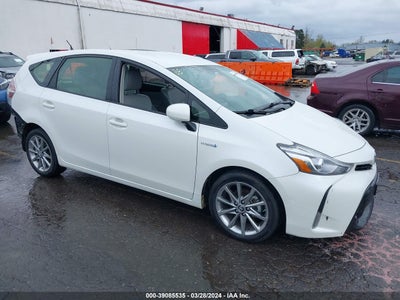 Toyota Prius v 2017