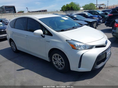 Toyota Prius v 2017