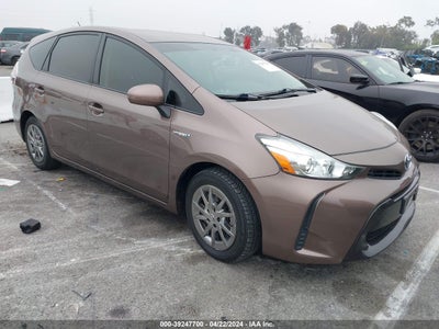 Toyota Prius v 2017