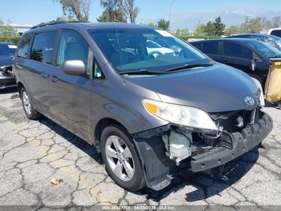 TOYOTA SIENNA LE V6 2014