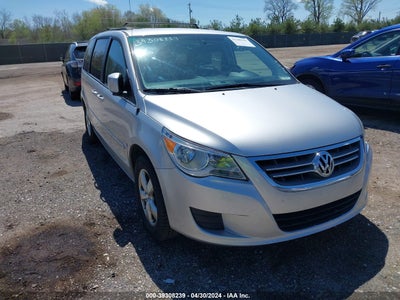 Volkswagen Routan 2011