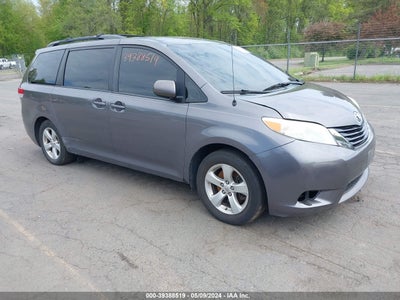 TOYOTA SIENNA LE V6 2013