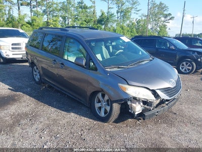TOYOTA SIENNA LE V6 2011