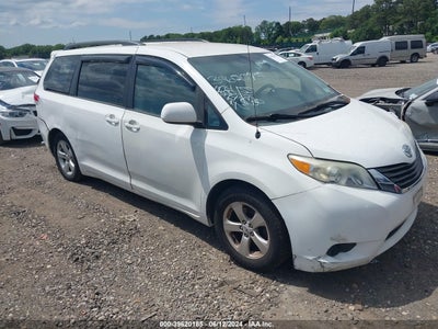 TOYOTA SIENNA LE V6 2012