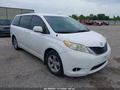 TOYOTA SIENNA LE V6 2012