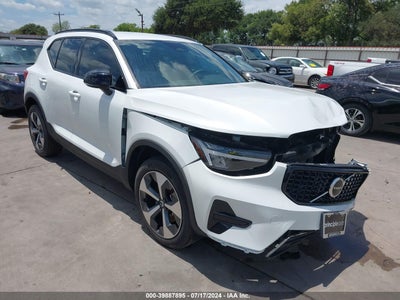 VOLVO XC40 2024