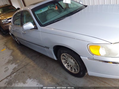 LINCOLN TOWN CAR 2001