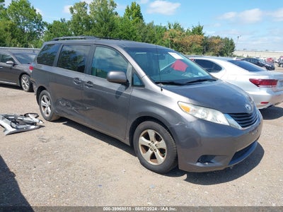 TOYOTA SIENNA LE V6 2013