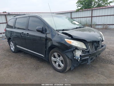 TOYOTA SIENNA LE V6 2013