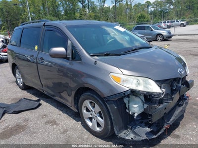 TOYOTA SIENNA LE V6 2014