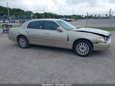LINCOLN TOWN CAR 2004