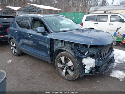 VOLVO XC40 2022