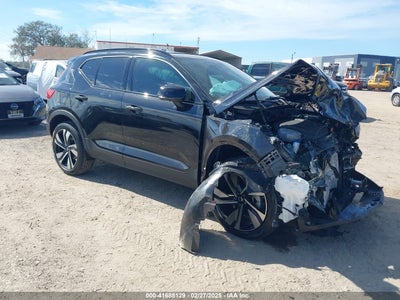VOLVO XC40 2025