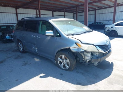 TOYOTA SIENNA LE V6 2013