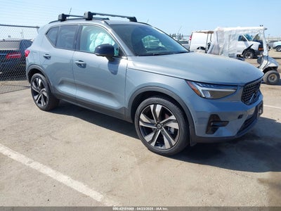 VOLVO XC40 2023