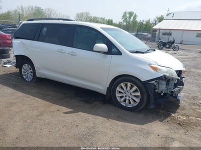 TOYOTA SIENNA 2011