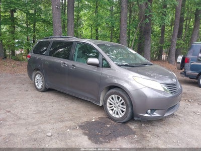 TOYOTA SIENNA 2011