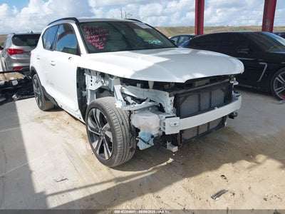 VOLVO XC40 2024