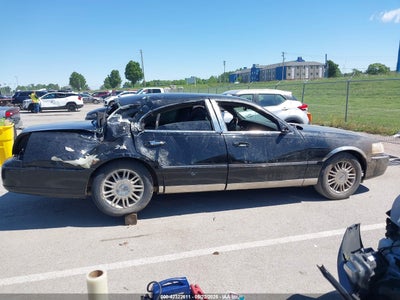 LINCOLN TOWN CAR 2011