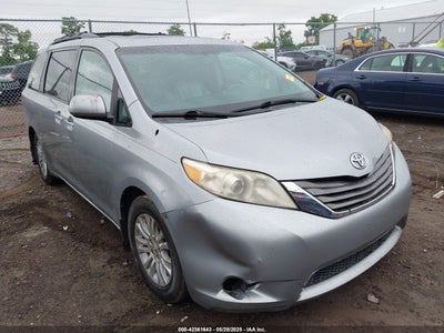 TOYOTA SIENNA 2011