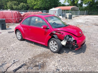 VOLKSWAGEN NEW BEETLE 2010