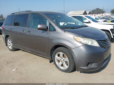 TOYOTA SIENNA LE V6 2014