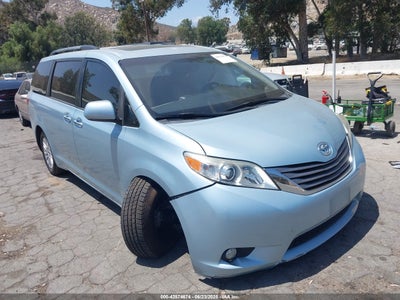 TOYOTA SIENNA 2016