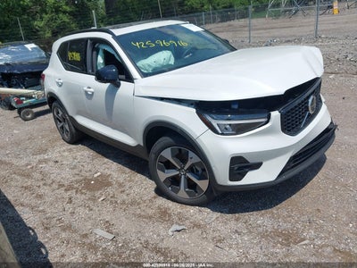 VOLVO XC40 2025
