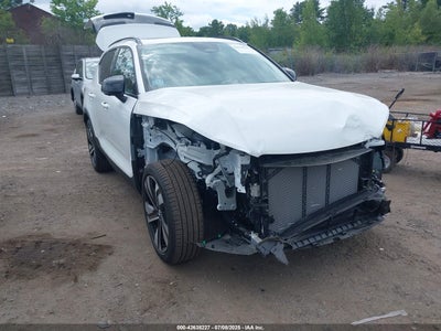 VOLVO XC40 2025