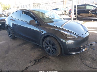 TESLA MODEL Y 2025