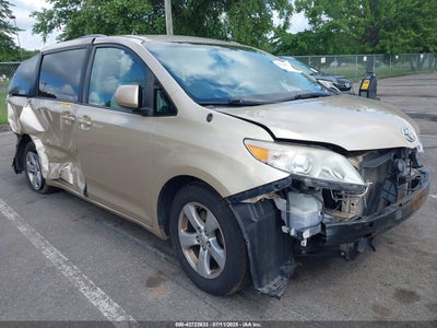 TOYOTA SIENNA 2013
