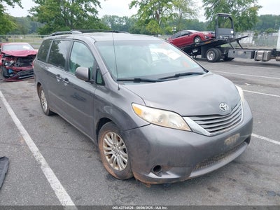 TOYOTA SIENNA 2012