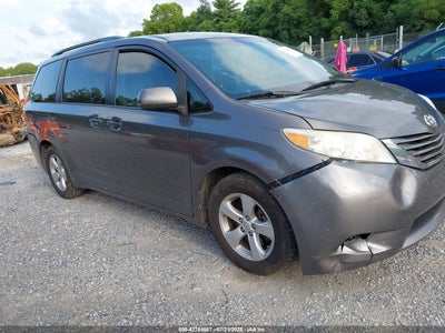 TOYOTA SIENNA 2016