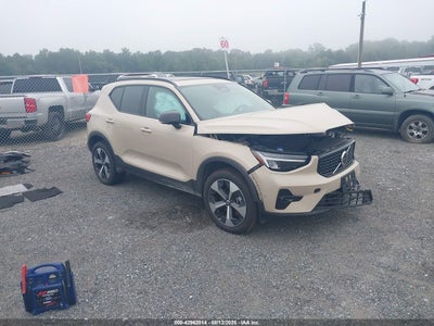 VOLVO XC40 2025