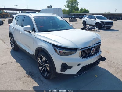 VOLVO XC40 2025