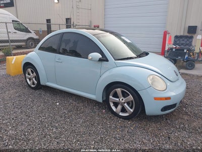 VOLKSWAGEN NEW BEETLE 2010