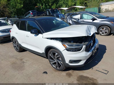 VOLVO XC40 2022