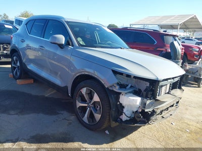VOLVO XC40 2025