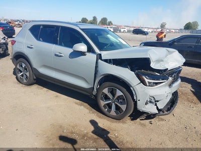 VOLVO XC40 2025