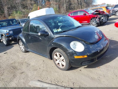 VOLKSWAGEN NEW BEETLE 2010